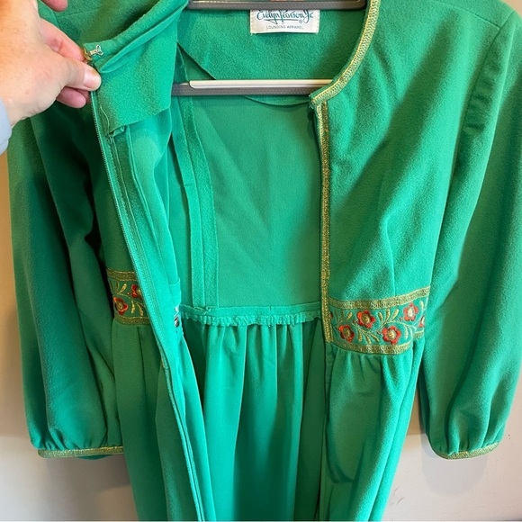 Evelyn Pearson Vintage Embroidered Lounge Robe - Picture 9 of 10